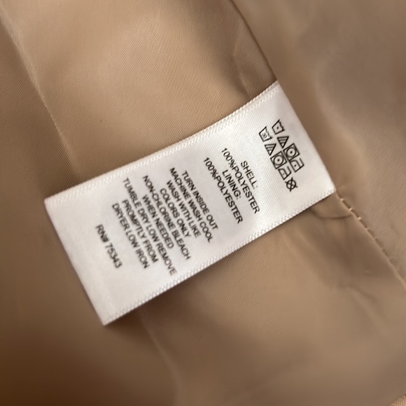 Cutest Tahari trench coat - Picture 4 of 5